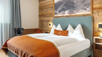 Klassieke tweepersoonskamer | Luxe beddengoed, een kluis op de kamer, een bureau