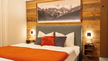 Junior-studiosviitti | Ylelliset vuodevaatteet, tallelokero huoneessa, työpöytä, pimennysverhot