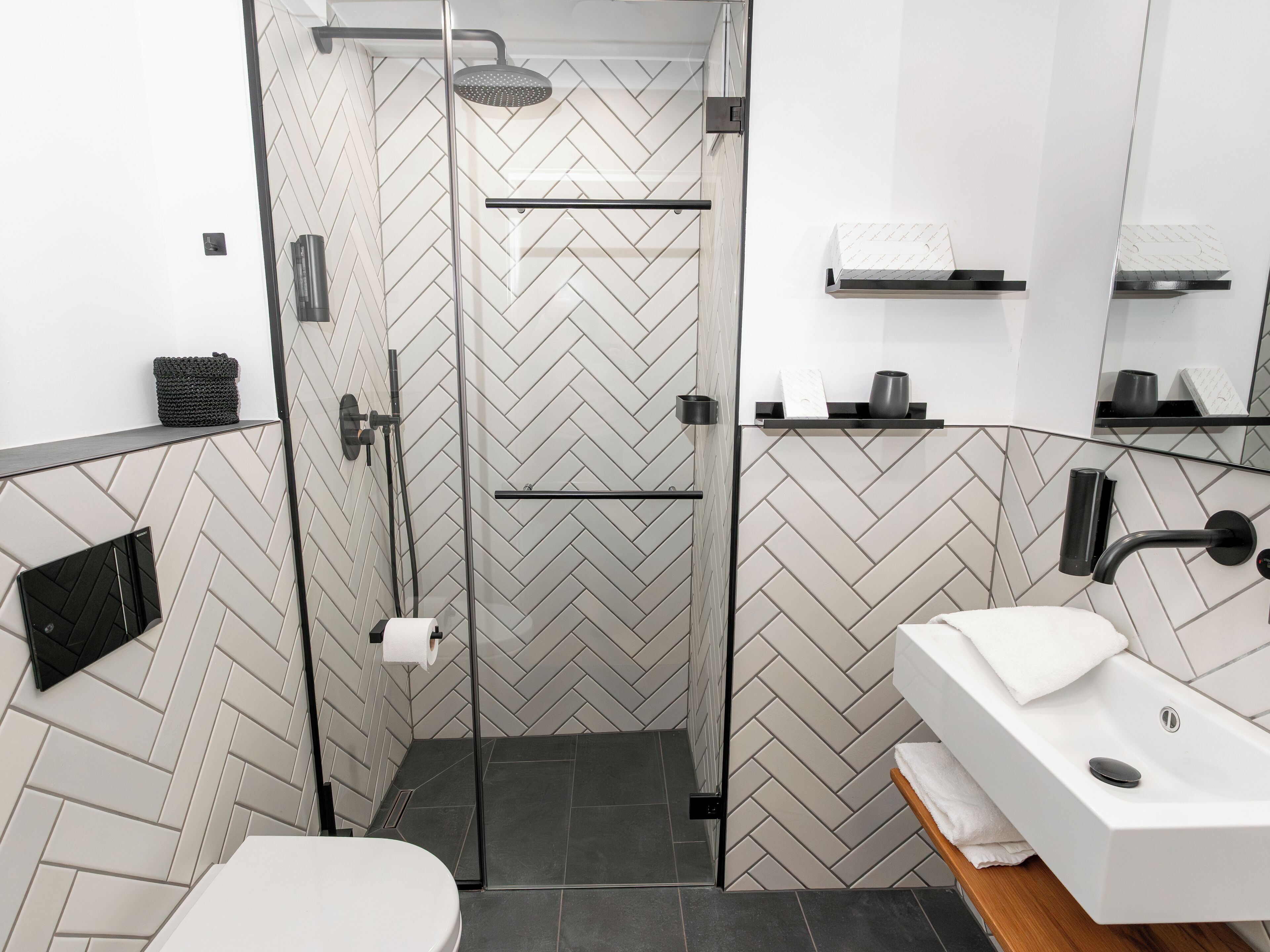 小型开间套房 | 浴室 | 淋浴设施、大花洒淋浴喷头、免费洗浴用品、吹风机