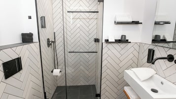 小型开间套房 | 浴室 | 淋浴设施、大花洒淋浴喷头、免费洗浴用品、吹风机