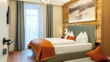 Comfort tweepersoonskamer | Luxe beddengoed, een kluis op de kamer, een bureau