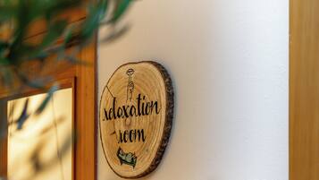 Une pancarte en bois avec les mots « salle de détente » est fixée au mur.