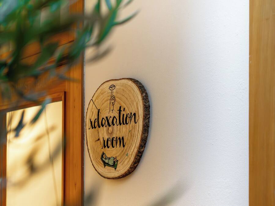Une pancarte en bois avec les mots « salle de détente » est fixée au mur.