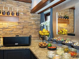 Desayuno con opciones de la cocina local incluido todos los días