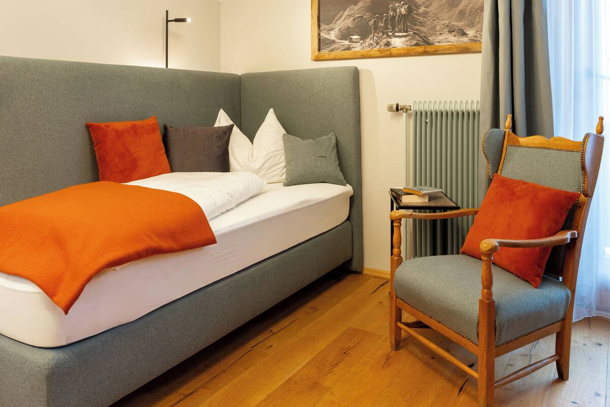 Habitación individual clásica | Ropa de cama de alta calidad, caja fuerte, escritorio y cortinas opacas