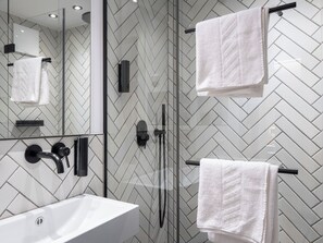 Habitación clásica doble | Baño | Ducha y cabezal de ducha tipo lluvia