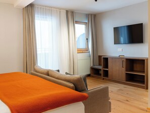 Panoramic Double Room | Peralatan tempat tidur premium, peti besi dalam bilik, meja 