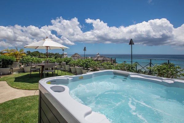 Private spa tub