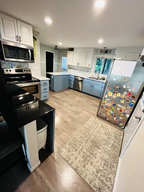 Fridge, microwave, oven, stovetop - Family Friendly 4 Bedroom Home (Neenah)