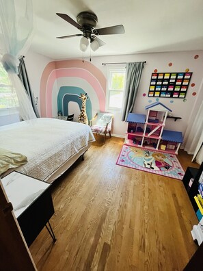 5 bedrooms, desk, free WiFi, bed sheets