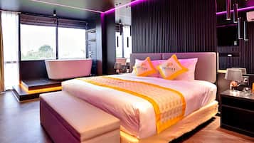 Minibar, decoración personalizada, muebles diferentes y escritorio