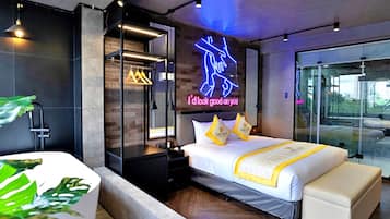 Minibar, decoración personalizada, muebles diferentes y escritorio
