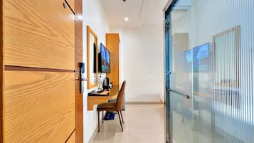 Minibar, decoración personalizada, muebles diferentes y escritorio