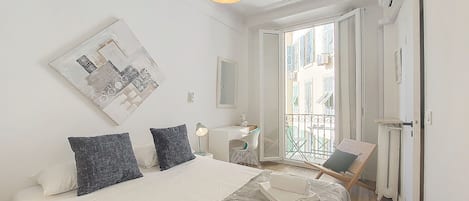 1 soverom og strykejern/-brett