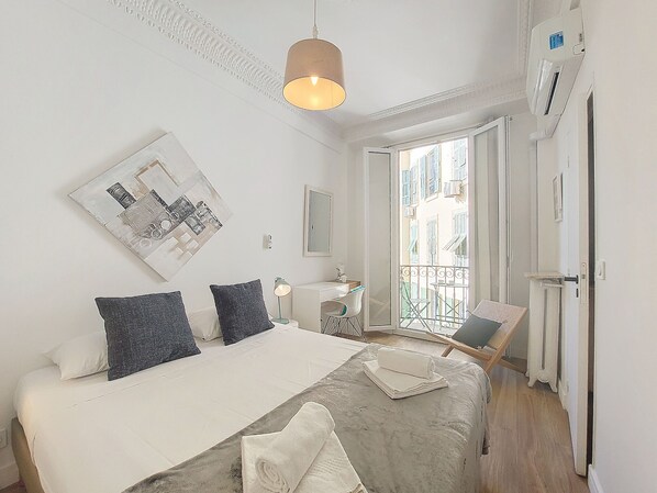 1 soverom og strykejern/-brett