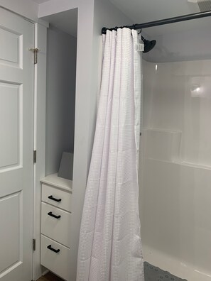 Ducha y bañera combinadas, secador de pelo, toallas y jabón