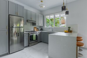 Frigorifero, microonde, forno, piano cottura