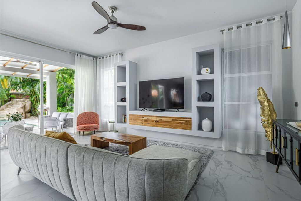 TV connectée, livres, chaîne hi-fi