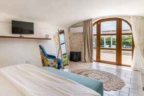 4 chambres, coffres-forts dans les chambres, bureau