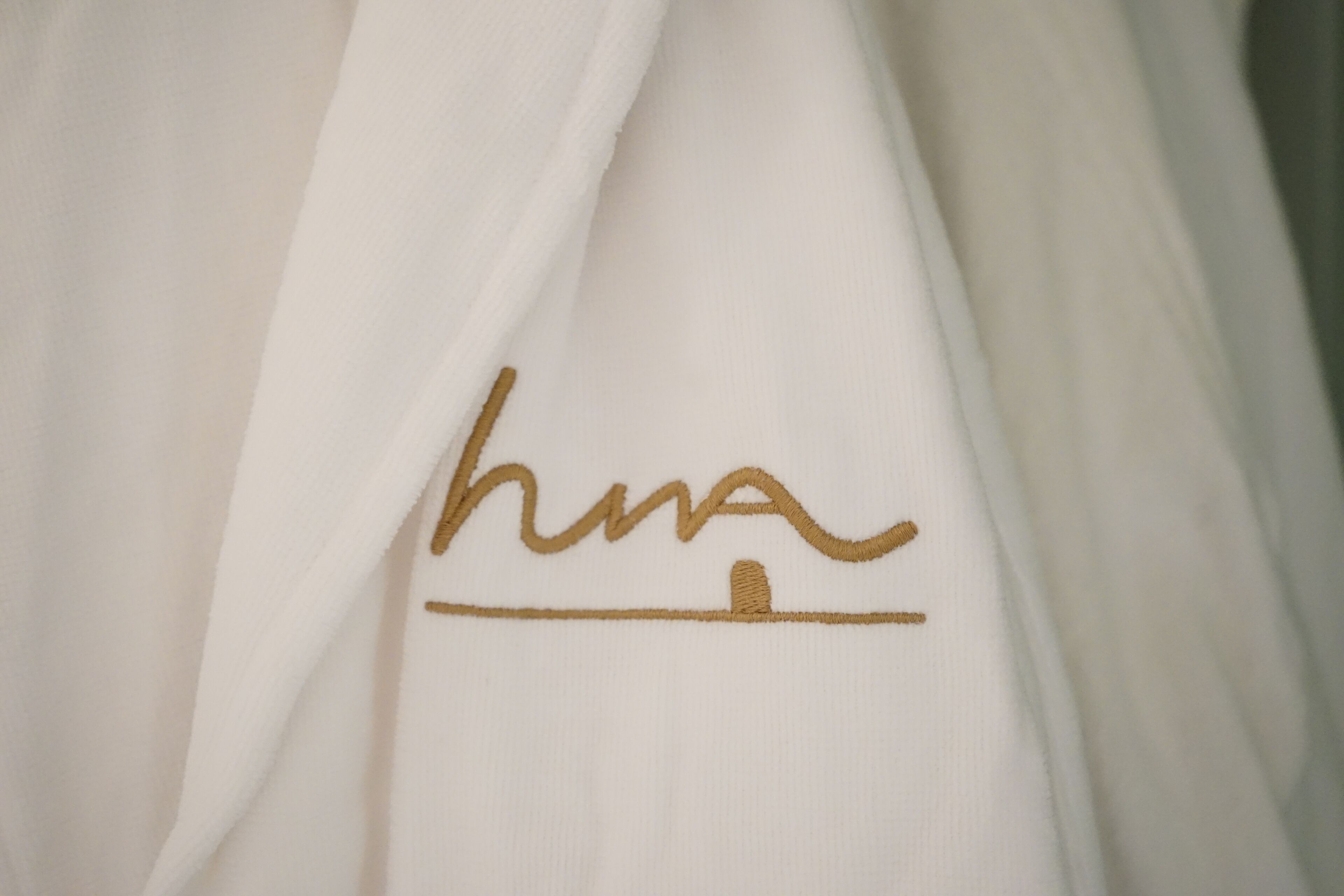 Uma peça de roupa branca com bordado.