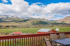 Outdoor dining - Anaconda Chalet - Ski Discovery, Golfing, Fishing, Mountains and incredible view (Anaconda)