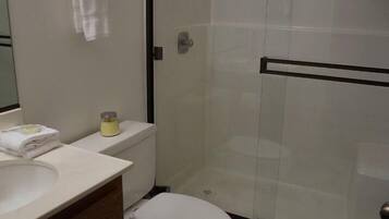 Chuveiro/banheira combinados, toalhas de banho, sabonete, shampoo
