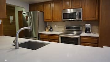 Geladeira, micro-ondas, fogão, cooktop