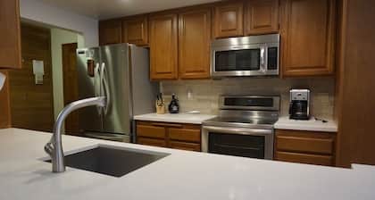 Beautiful Sun-Filled Condo just Steps from Mammoth Mountain's Canyon Lodge!