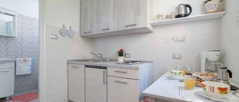 Køleskab, kogeplade, opvaskemaskine, kaffe-/temaskine