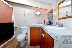 Een douche, een haardroger, handdoeken, zeep