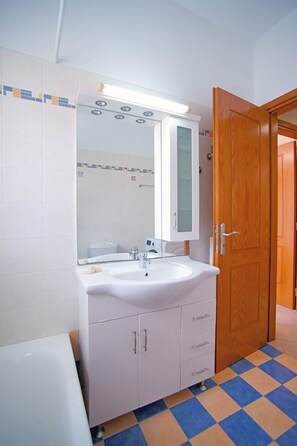 Combined shower/bathtub, hair dryer, towels, soap