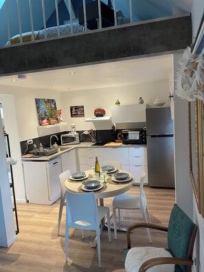 Réfrigérateur, micro-ondes, four, plaque de cuisson