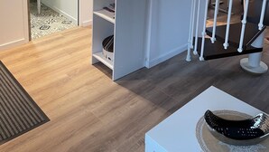 A modern interior with a staircase, a white wall, and a wooden floor. - Maisonnette (Wintzenheim)
