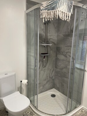 Dusche, Haartrockner, Handtücher, Seife