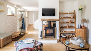 TV, fireplace, stereo - Apple Store Cottage - sleeps 2 guests  in 1 bedroom (Charlbury)