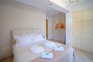 2 habitaciones, tabla de planchar con plancha y ropa de cama 