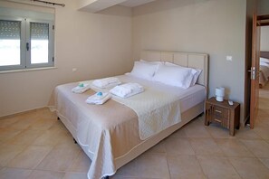 2 bedrooms, iron/ironing board, bed sheets - ROYAL  BLU (Kiparissia)