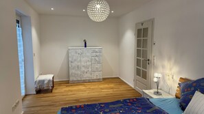1 Schlafzimmer, Schreibtisch, BĂŒgeleisen/BĂŒgelbrett, kostenloses WLAN