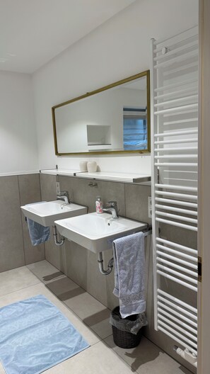Dusche, Haartrockner, Bidet, HandtĂŒcher