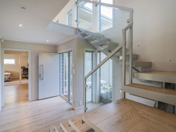 المنشأة من الداخل