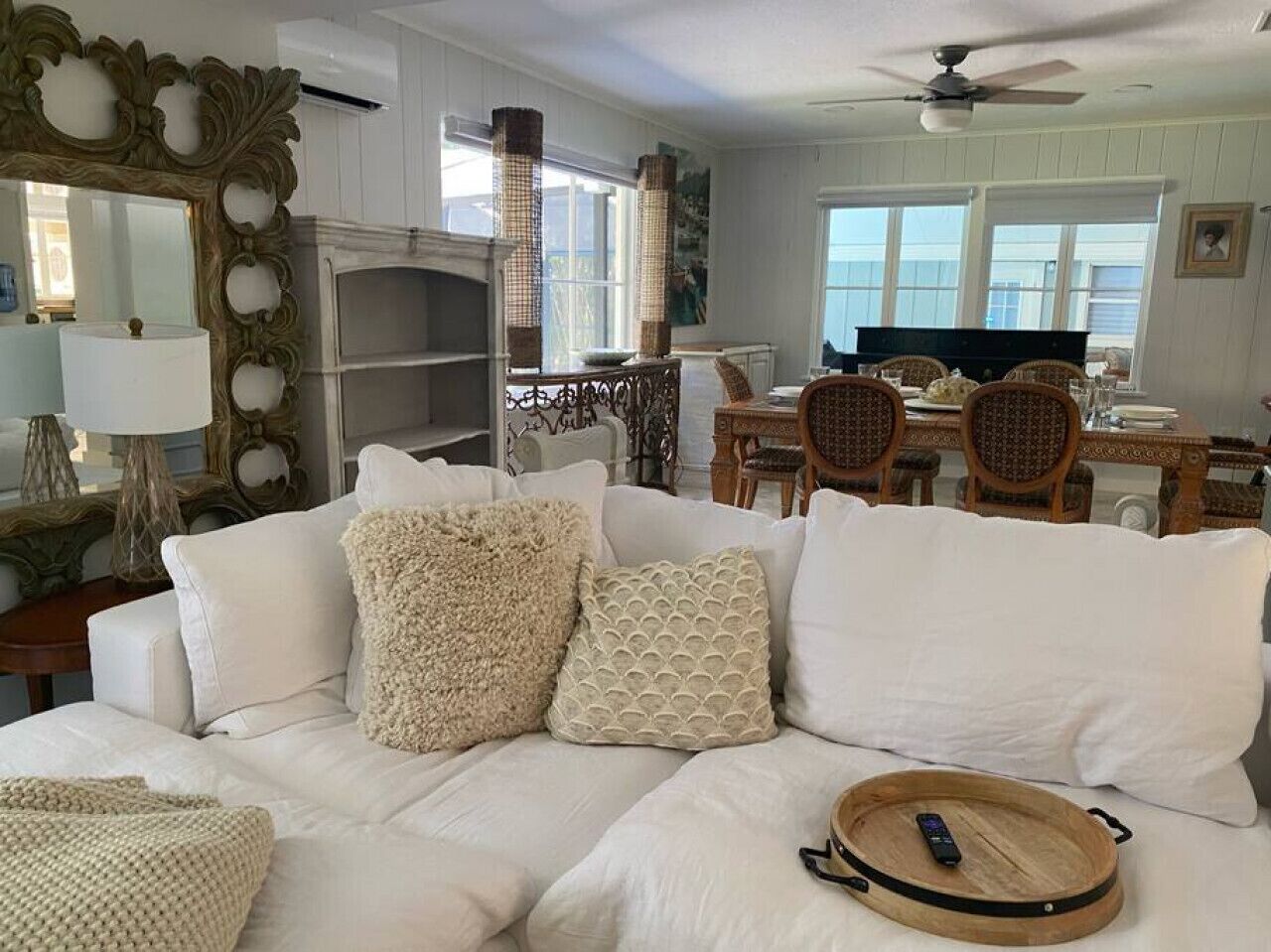 Televisión, chimenea y estéreo 