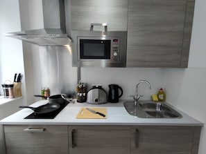 Kühlschrank, Mikrowelle, Toaster, Esstisch