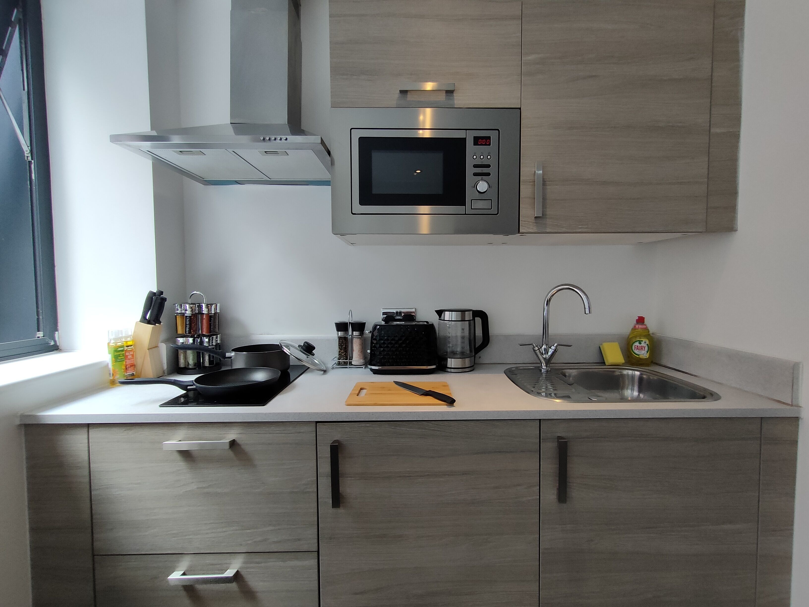 Kylskåp, mikrovågsugn, brödrost och matbord