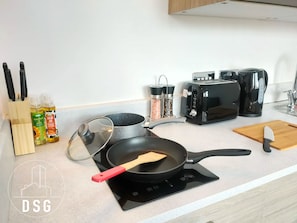 Kühlschrank, Mikrowelle, Toaster, Esstisch