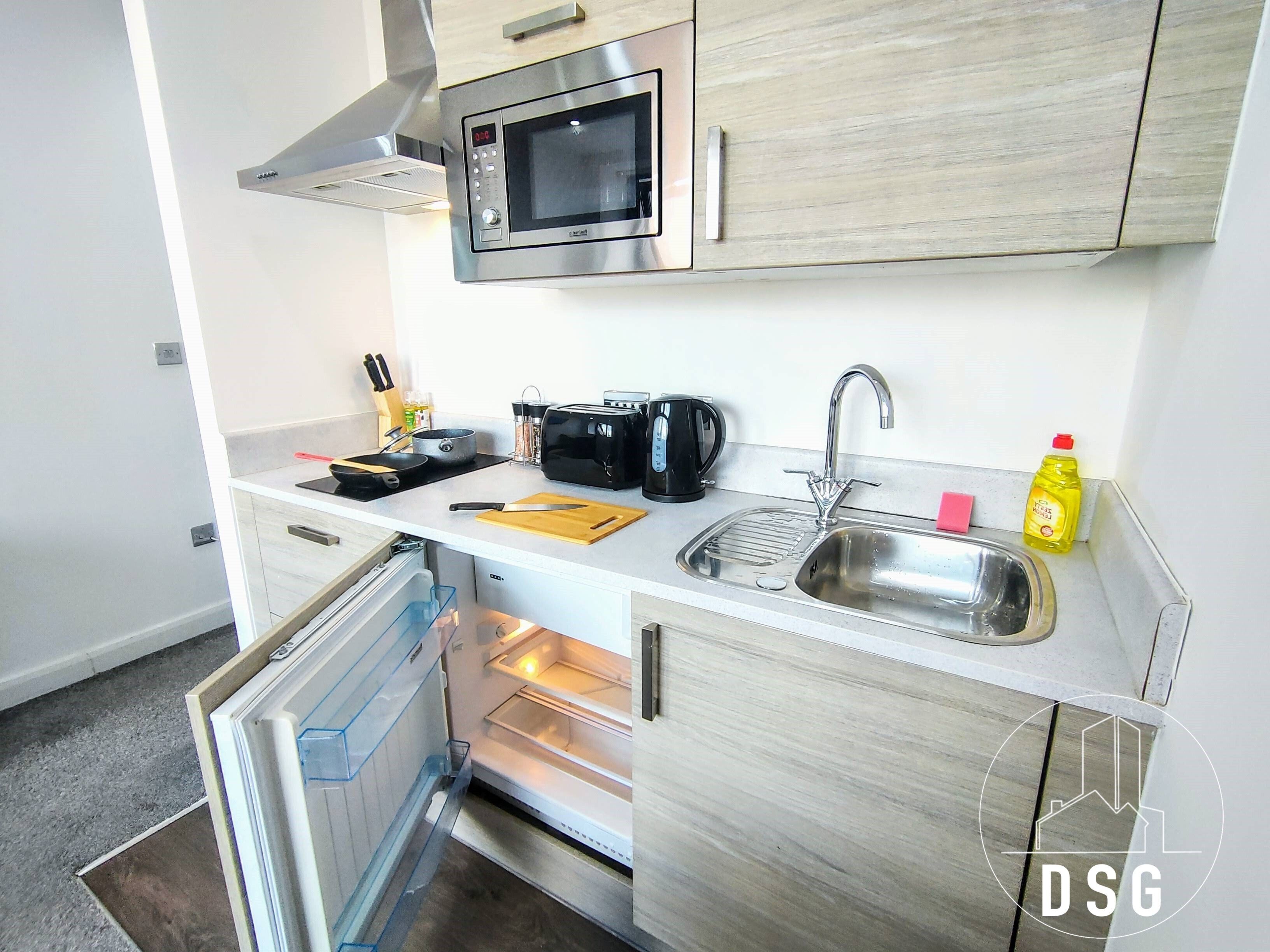 Kylskåp, mikrovågsugn, brödrost och matbord