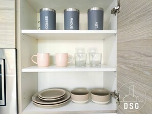 Kühlschrank, Mikrowelle, Toaster, Esstisch