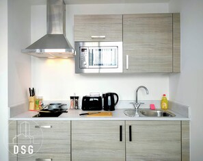 Kühlschrank, Mikrowelle, Toaster, Esstisch