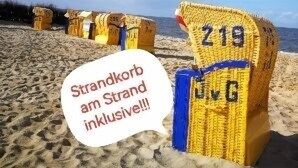 A beach with yellow posts marked with numbers and a speech bubble stating "Strandkorb am Strand inklusive!!!" - Am Vossgarten apartment 2, terrace, WLAN, underfloor heating, non-smoking, incl. beach chair (Cuxhaven)