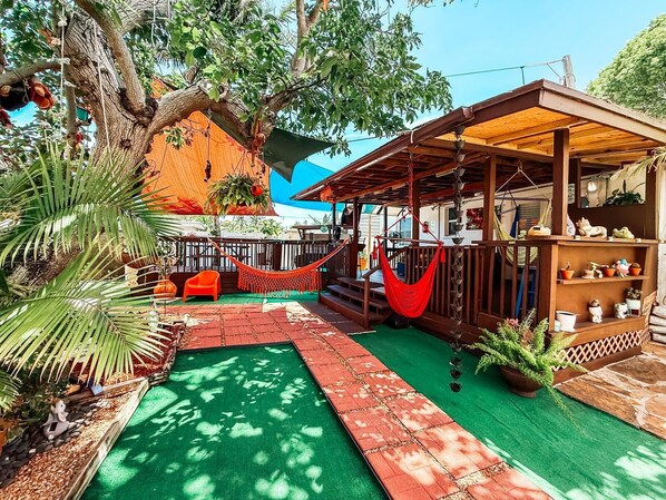 Property grounds - Hammocks & Mini-Golf! 10 mins from Beach! KING Bed! (Hollywood)