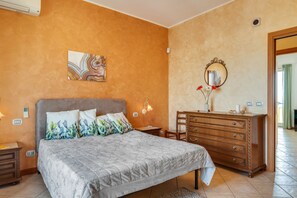 Un dormitorio con cama, cómoda, espejo y una obra de arte en la pared.